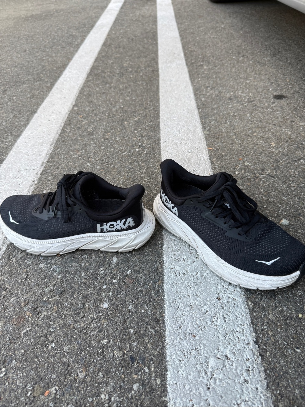 Hoka Arahi 7 Running Shoe - Black/White - Picture 10 of 14